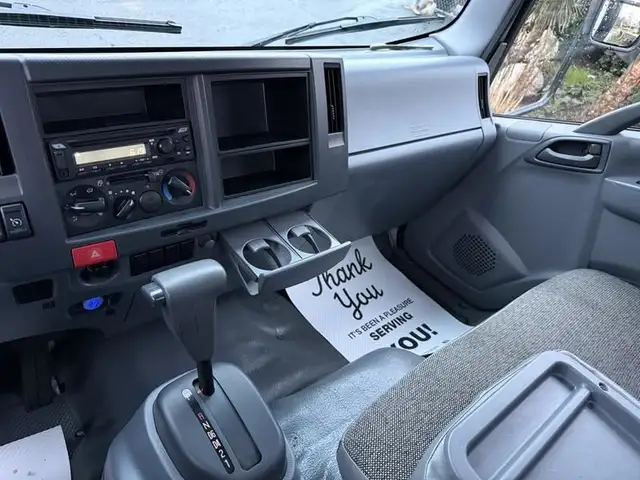 2018 isuzu NPR 16 Foot Flat Deck in Heavy Trucks in Richmond - Image 21