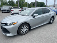 La Toyota Camry LE 2020 est une berline intermédiaire reconnue pour sa fiabilité, son confort et sa... (image 6)