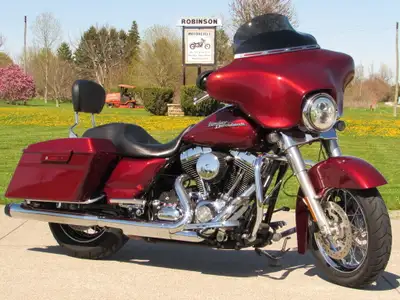 This 2009 Street Glide has all the features you could want! Its got the 2009 and newer Touring Frame...