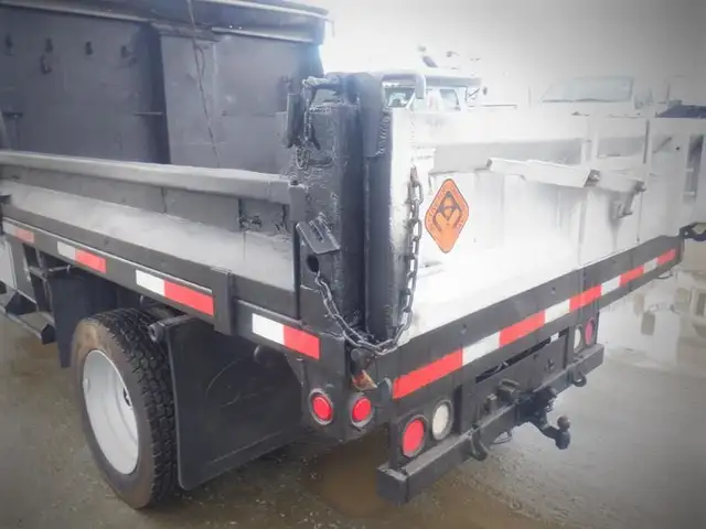 2008 ford F-550 Dump Box 2WD in Heavy Trucks in Richmond - Image 25