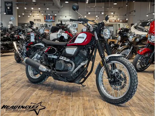 2017 Yamaha SCR950 // Charcoal Silver and Rapid Red in Dirt Bikes & Motocross in Winnipeg - Image 2