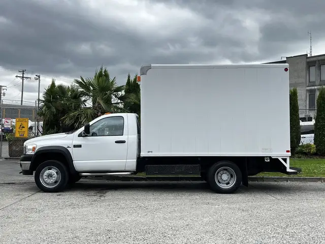 2008 Ram 5500 12 Foot Cube Van with Shelves in Heavy Trucks in City of Toronto - Image 7