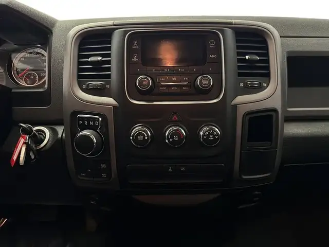 2019 Ram 1500 Classic Quad Cab 4x4 v6 3,6L Boite fermee Camera 6 in Cars & Trucks in Laval / North Shore - Image 15