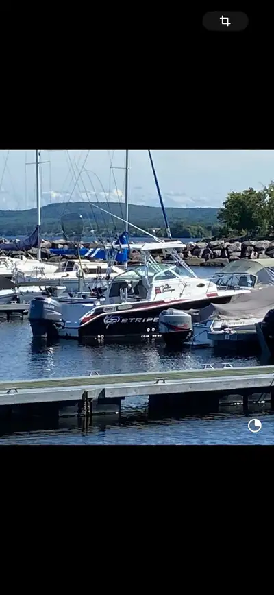 SUPERBE STRIPER 2101 WA 2002 – PRÊT POUR LA SAISON ! Embarcation de pêche haut de gamme de marque St...