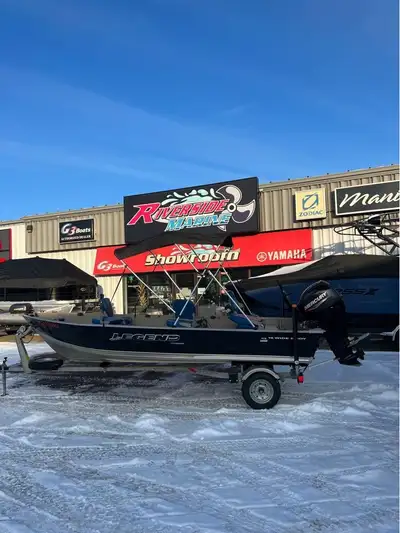 V16 BOAT. TRAILER, OUTBOARD PKG COMES WITH - F40 TILLER HANDLE MERCURY - BIMINI - 6 SWIVEL SEATS - G...