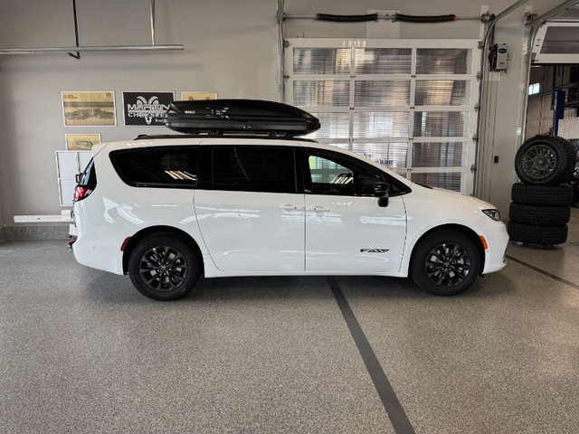 2025 CHRYSLER Pacifica Select in Cars & Trucks in Medicine Hat