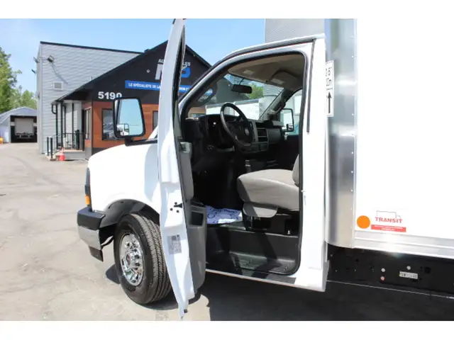 2025 GMC Savana CUBE 12 PIEDS ROUE SIMPLE 6.6 LITRES 117 KM in Cars & Trucks in Laval / North Shore - Image 13