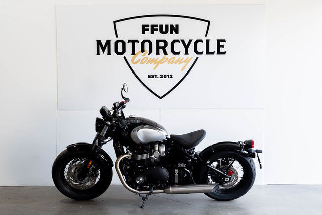 2023 Triumph Bonneville Bobber Jet Black in Street, Cruisers & Choppers in Saskatoon - Image 2