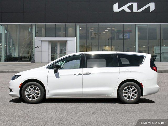 2024 Chrysler Voyager LX | Power Lift Gate | Remote Start in Cars & Trucks in Guelph - Image 2