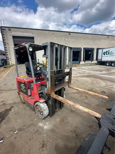 2005 Raymond DSD50 Forklift, 3 stage mast, side shift. Hard rubber indoor tires, 5000 lbs capacity....