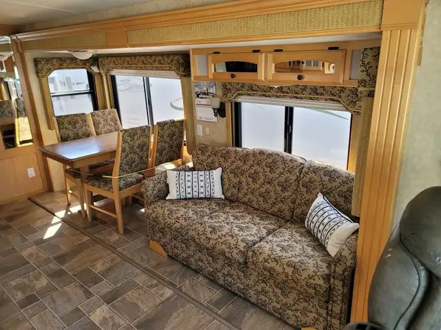 2006 Triple E Commander 3711 in RVs & Motorhomes in Penticton - Image 7