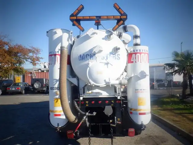 2006 ford F-650 Vacuum Truck 2WD Diesel in Heavy Trucks in Richmond - Image 8