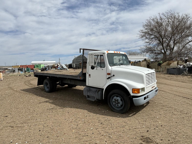 1990 International S/A Day Cab Flat Deck Truck 4600 in Heavy Trucks in Grande Prairie - Image 2