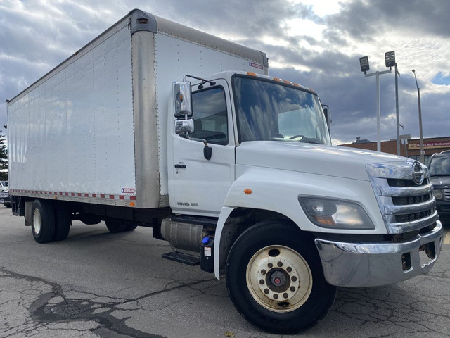2016 Hino 268 268 DIESEL TRUCK w/TAILGATE in Cars & Trucks in Mississauga / Peel Region - Image 2