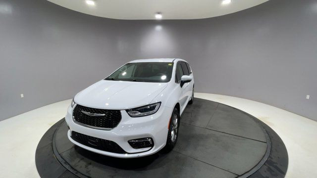 2023 Chrysler Pacifica Touring L - CLEAN CARFAX - ONE OWNER in Cars & Trucks in Strathcona County - Image 3