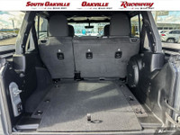 Apple Carplay / Android Auto, 1 Owner, Local Trade, Low KM, Clean CarFax, No Accidents, Convenience... (image 8)