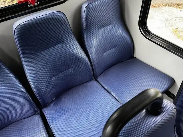 2019 chevrolet Express G4500 21 Passenger Bus With Wheelchair Ac in Heavy Trucks in Richmond - Image 21