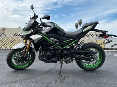 APPLY NOW: https://www.ridecollective.ca/get-pre-approved The 2025 KAWASAKI Z900 SE ABS is a high-pe...