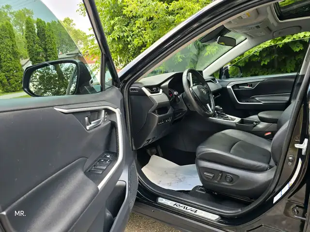 2019 Toyota RAV4 XLE Sunroof , Leather Heated Seats,Heated Steri in Cars & Trucks in City of Toronto - Image 14