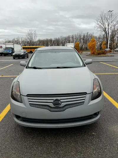 La seule est unique Nissan Altima repeinturé au complet gris matte avec peinture “Raptor” la job cou...