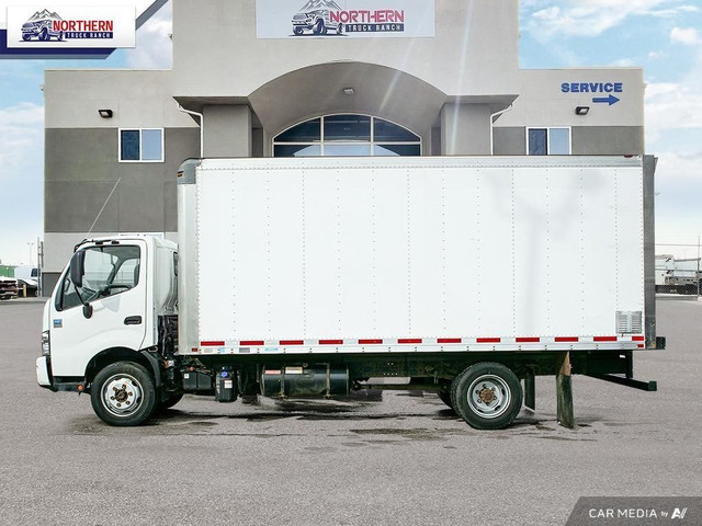 2018 Hino 195 BOX TRUCK / CUBE VAN 18 FEET BOX in Cars & Trucks in Edmonton - Image 3