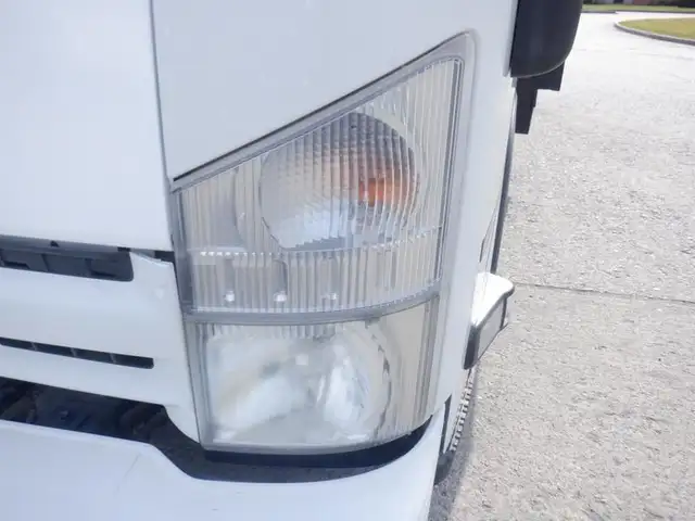 2015 isuzu NPR 12 Foot Flat Deck 3 Seater Diesel in Heavy Trucks in Richmond - Image 10