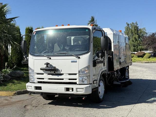 2014 Isuzu NRR Diesel Sweeper Sprayer Dump Truck in Heavy Trucks in Delta/Surrey/Langley - Image 4