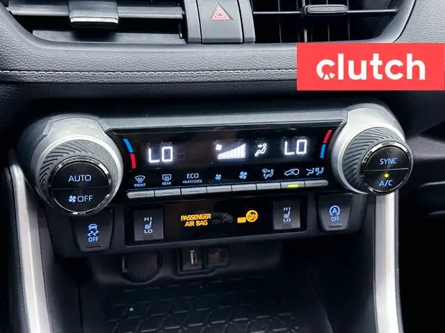 2022 Toyota RAV4 XLE AWD w/ Apple CarPlay, Heated Front Seats, R dans Autos et camions dans Ville de Toronto - Image 35