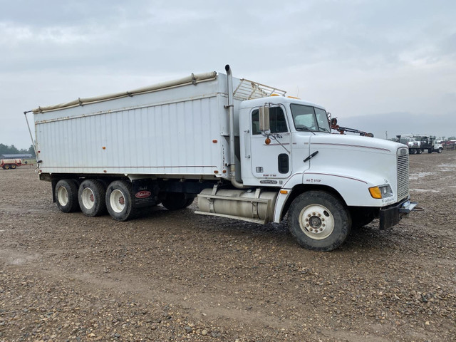1994 Freightliner Tri-Drive Day Cab Live Bottom Truck FLD112 in Heavy Trucks in Edmonton - Image 2