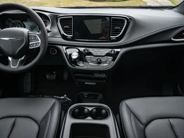 2025 Chrysler Pacifica Select in Cars & Trucks in Barrie - Image 25