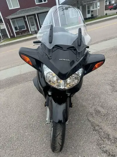 HONDA ST 1300 2012 Motocyclette Honda ST 1300 2012 à vendre 71190 km -Pare-brise -Valises Pour plus...