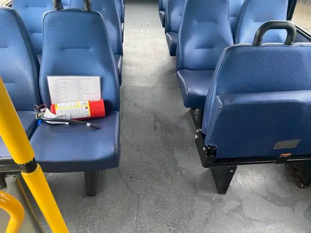 2018 chevrolet Express G4500 21 Passenger Bus With Wheelchair Ac in Heavy Trucks in Richmond - Image 23