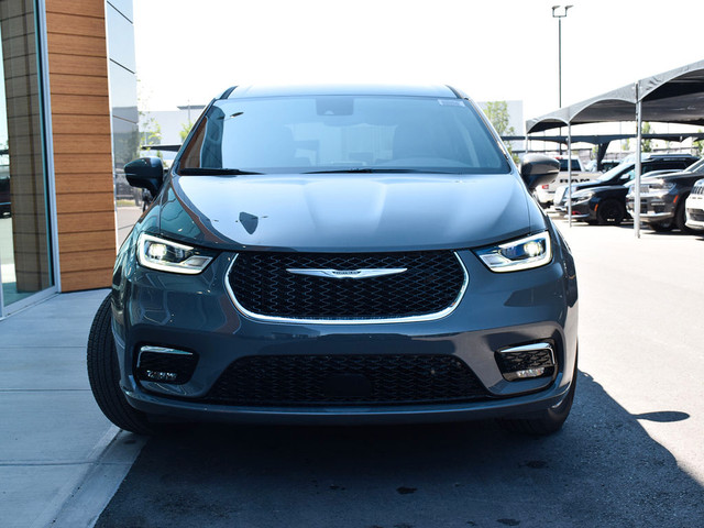  2023 Chrysler Pacifica Touring L | Demo | Blind Spot | Lane Dep in Cars & Trucks in Calgary - Image 2