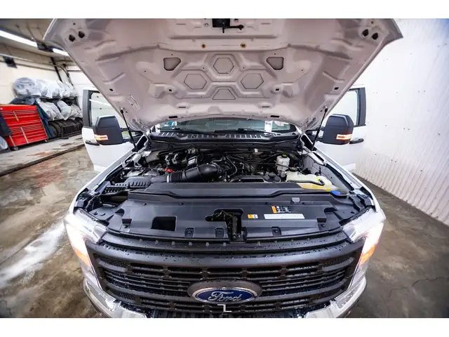 2023 Ford F-350 4x4 Crew Cab XL Deck BCam dans Autos et camions dans Grande Prairie - Image 29