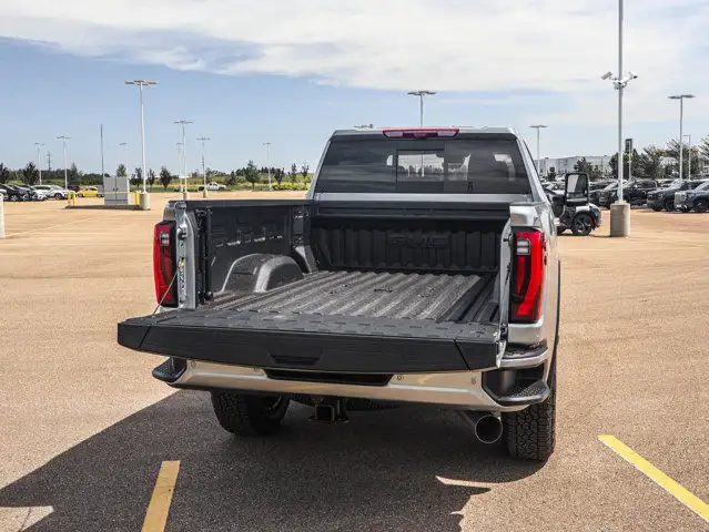 2025 GMC Sierra 3500HD Denali dans Autos et camions dans Comté de Strathcona - Image 9