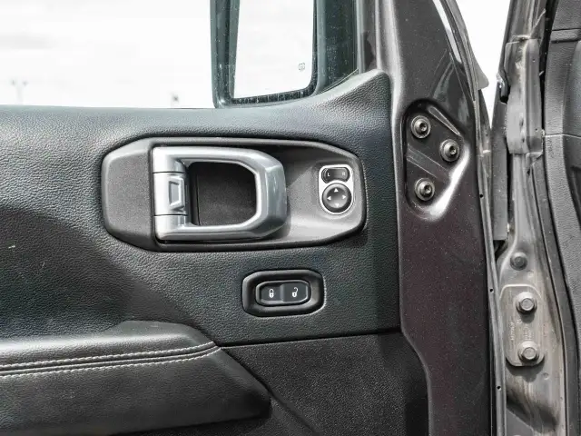 2018 Jeep Wrangler Unlimited in Cars & Trucks in Ottawa - Image 12