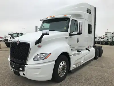 Stock #: 6400-25 Tandem Axle Sleeper Tractor, S13 engine (450) HP, T14 transmission (14 speed), Air...