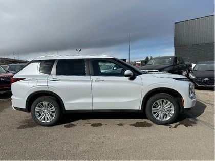 2024 Mitsubishi Outlander SE in Cars & Trucks in Calgary - Image 4