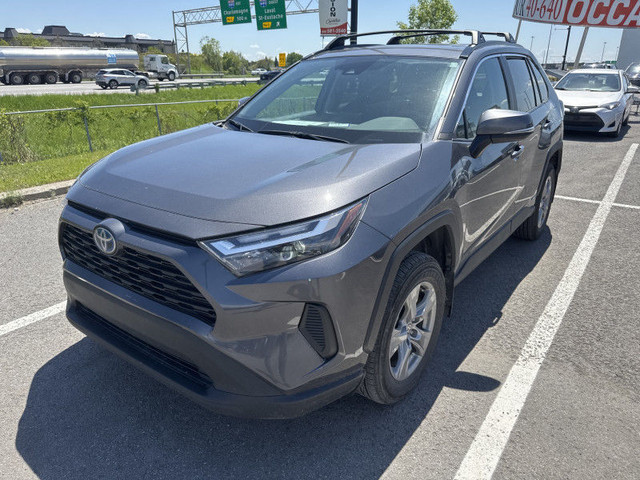 2022 TOYOTA RAV4 XLE HYRBIDE BAS KM HITCH ECRAN CARPLAY TOIT OUV in Cars & Trucks in Laval / North Shore