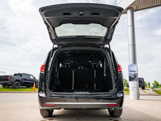 2025 Chrysler Pacifica Select in Cars & Trucks in Barrie - Image 8