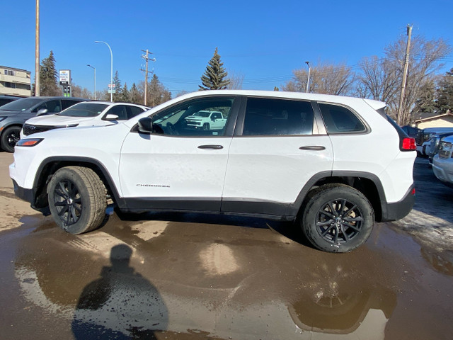 2015 Jeep Cherokee Sport HEATED SEATS! FOUR-WHEEL DRIVE! SPOR... in Cars & Trucks in Medicine Hat - Image 2