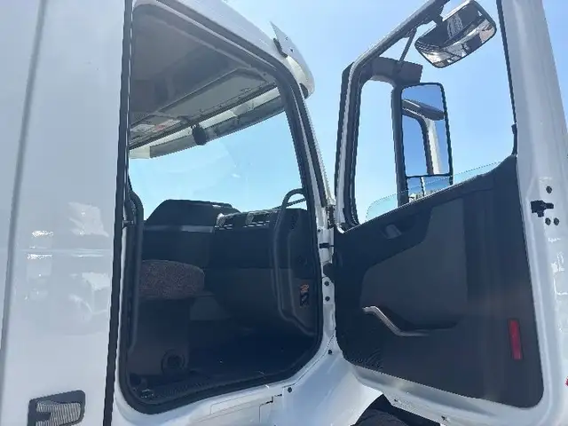 2020 Volvo VNR64300 in Heavy Trucks in Mississauga / Peel Region - Image 13