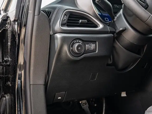 2025 Chrysler Pacifica Select in Cars & Trucks in Barrie - Image 18