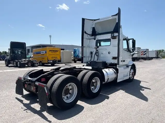 2020 Volvo VNR64300 in Heavy Trucks in Mississauga / Peel Region - Image 8