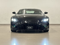 L'Aston Martin Vantage Coupe 2022 est une élégante et puissante voiture de sport à propulsion équipé... (image 9)