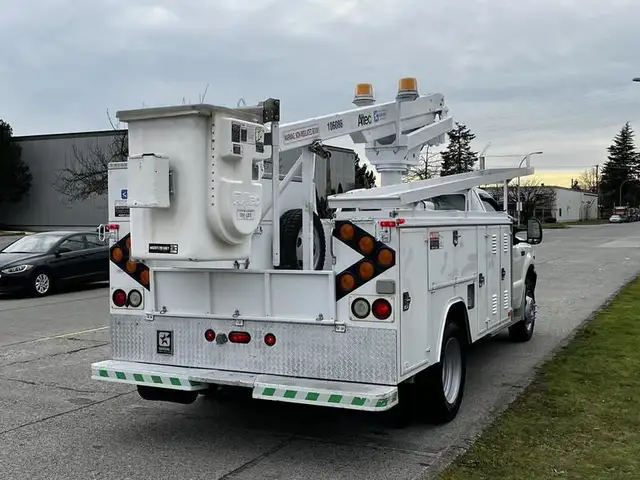2001 ford F-450 SD Altec Service Truck Bucket Truck 2WD in Heavy Trucks in Richmond - Image 11