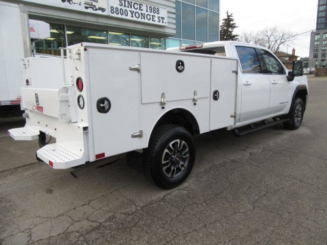  2022 GMC Sierra 3500 GAS CREW CAB 4X4 WITH NEW SERVICE / UTILIT in Cars & Trucks in Markham / York Region - Image 3