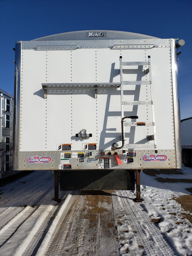 2013 Wilson Tandem grain trailer Tandem grain trailer in Farming Equipment in Portage la Prairie - Image 2