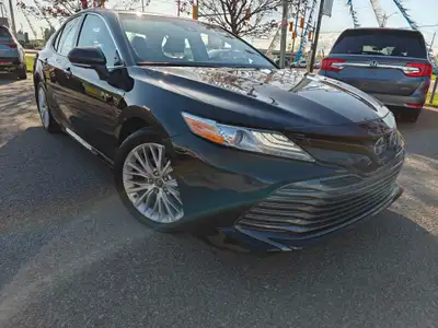 LOW KMS! XLE HYBRID, BLACK ON BLACK, FULL OPTION, LEATHER INTERIOR, HEATED SEATS, POWER SUNROOF/MOON...