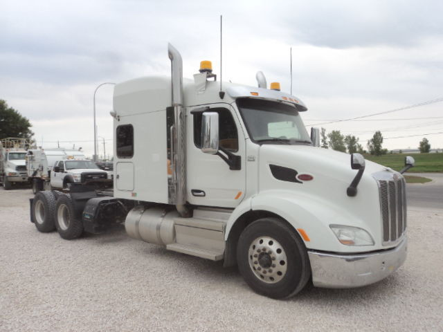 2018 Peterbilt 579 sleeper automatic only 699,000 km in Heavy Trucks in Winnipeg - Image 3